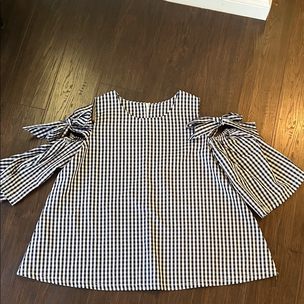 Adorable cold shoulder top with ties